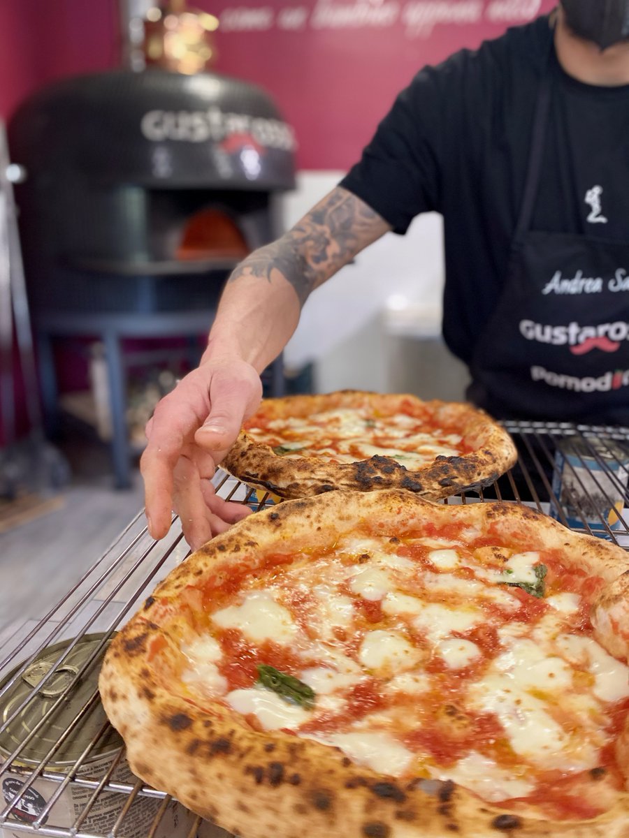 Life cycle of a #SanMarzano tomato from field to pizza! Visiting Zi' Vincenzo, one of the @Gustarosso farmers in Campania 🍅❤️🍅