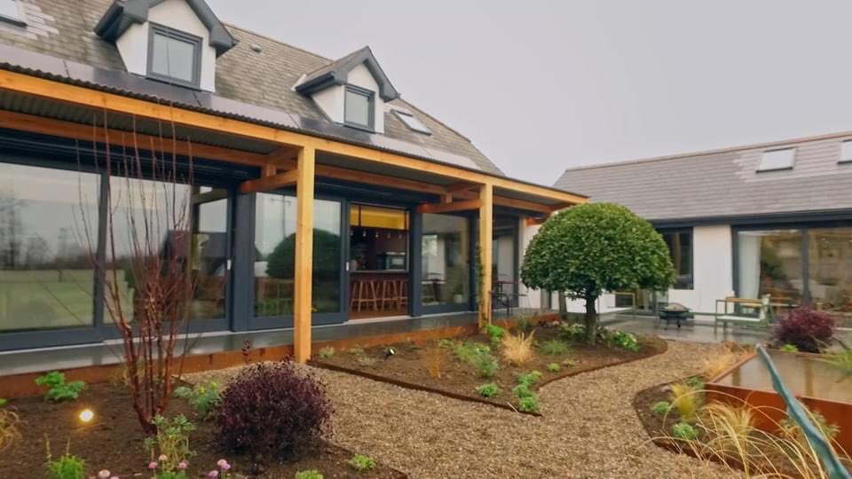 Sola_Energy's tweet photo. @DermotBannon  finally got his pergola. Do you love it as much as Jim &amp; Mary?#RoomToImprove #pergola #bringtheoutsidein https://t.co/8p1IaE7xp8