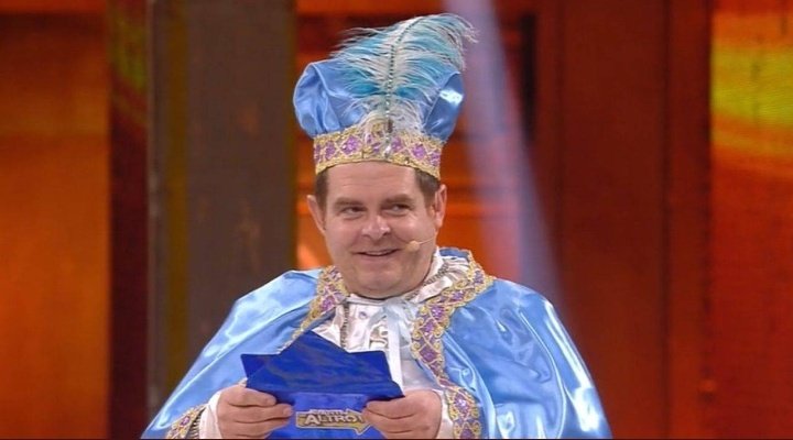 Alessio92010's tweet photo. STO MALE LUI UN PRODOTTO FIRMATO BONOLIS #LaPupaEilSecchioneShow https://t.co/dyj1P8z0kN