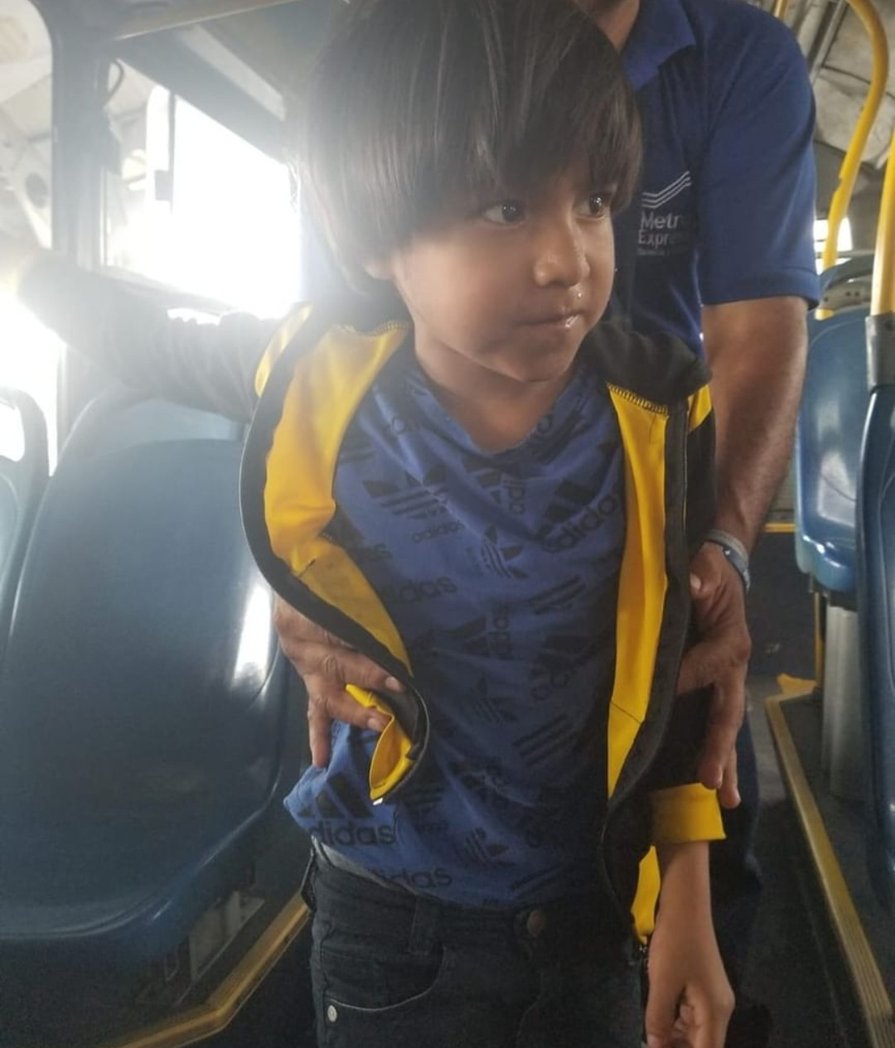 luisantonio_r's tweet photo. ATENTOS: Pequeño, que se quedó dormido en el bus de la #metrovía, despierta en la estación 25 de julio y se da cuenta de que estaba solo. Personal de la metrovía lo tiene a buen recaudo esperando lo vayan a retirar @teleamazonasec https://t.co/LEWslBhrU4