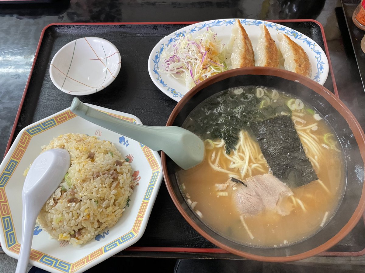 昨日、親方からホワイトデーにラーメン屋さんに連れて行ってもらいました(๑╹ω╹๑ )めちゃめちゃ美味しかった！ （親方は、ダイエットで胃が縮んで餃子2個カメラマンにあげてました😂）