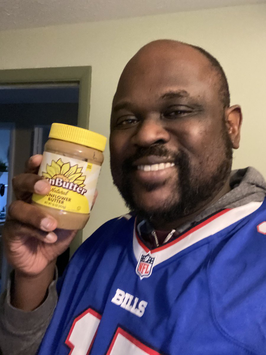 Robert_Jermale's tweet photo. @sunbutter @BuffRumblings @BillsVhs @_1Sledge @Crazy4OReilly90 @BuffaloBills As an allergy family full of @BuffaloBills fans we love this. @sunbutter https://t.co/5cUEvYPViF