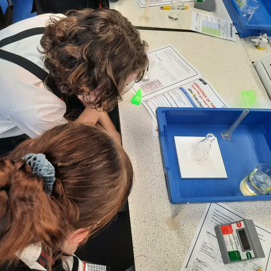LJMUAbsChem's tweet photo. Another day ... another set of brilliant scientists investigating rates of reaction 👌
.
Well done y9 - you were amazing in every way 👏 
.
@ljmuoutreach @shapingfutures_ @BPSWirral https://t.co/vfuJSQd1Tn