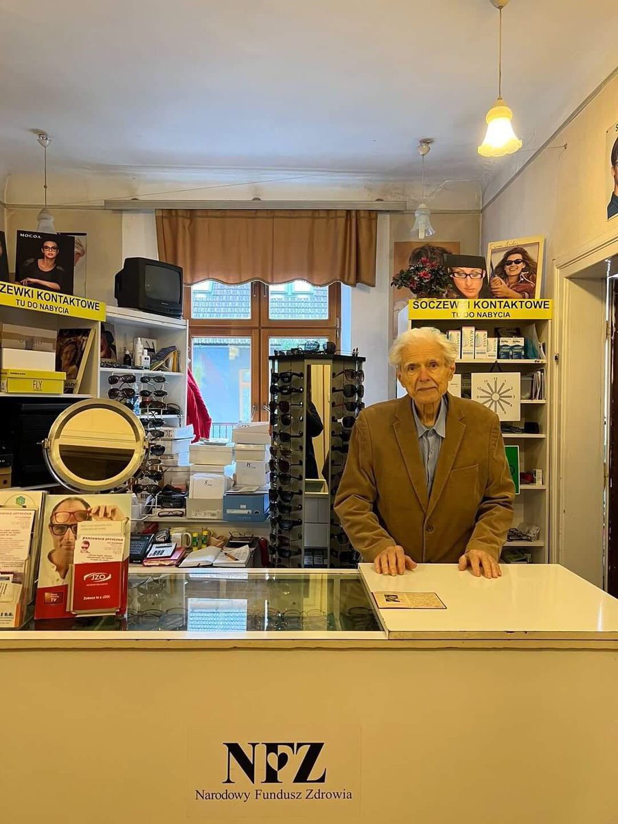 dziadkowiebiz's tweet image. UWAGA #Kraków Szewska 12/5

Pan Jan jest dyplomowanym optykiem od ponad 70 lat, ma fach w ręku, a na dodatek jest także zegarmistrzem!
Swój zakład optyczny prowadzi z rodziną w samym sercu Krakowa, w kamienicy przy ulicy Szewskiej. Ceny są naprawdę przystępne, a wybór opraw duży.