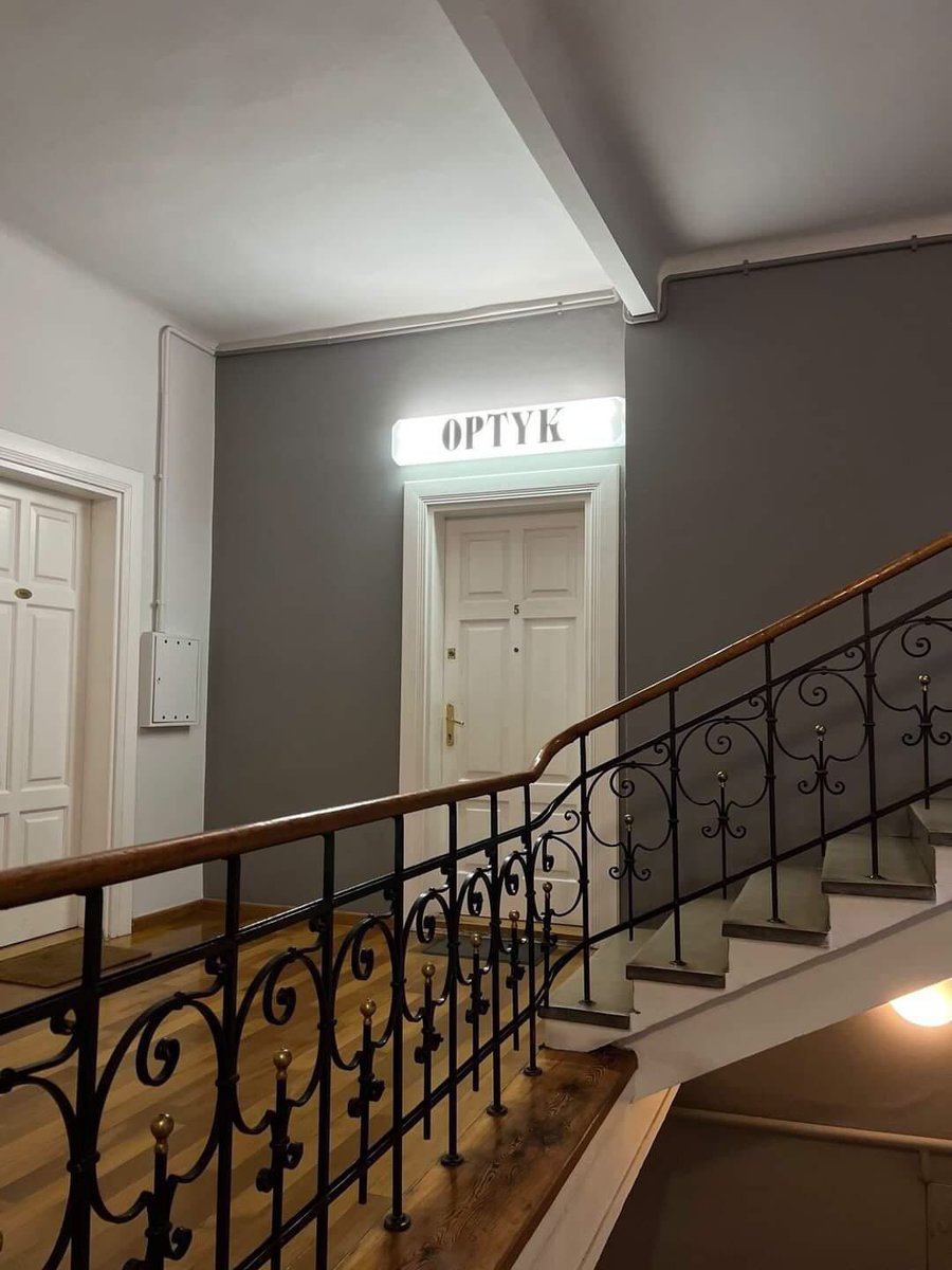 dziadkowiebiz's tweet image. UWAGA #Kraków Szewska 12/5

Pan Jan jest dyplomowanym optykiem od ponad 70 lat, ma fach w ręku, a na dodatek jest także zegarmistrzem!
Swój zakład optyczny prowadzi z rodziną w samym sercu Krakowa, w kamienicy przy ulicy Szewskiej. Ceny są naprawdę przystępne, a wybór opraw duży.