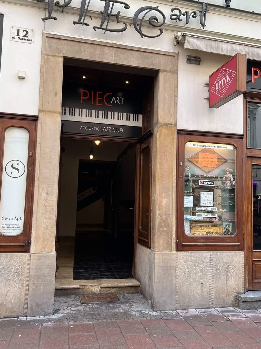 dziadkowiebiz's tweet image. UWAGA #Kraków Szewska 12/5

Pan Jan jest dyplomowanym optykiem od ponad 70 lat, ma fach w ręku, a na dodatek jest także zegarmistrzem!
Swój zakład optyczny prowadzi z rodziną w samym sercu Krakowa, w kamienicy przy ulicy Szewskiej. Ceny są naprawdę przystępne, a wybór opraw duży.