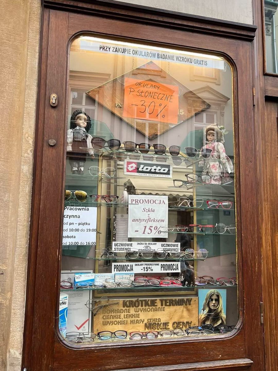 dziadkowiebiz's tweet image. UWAGA #Kraków Szewska 12/5

Pan Jan jest dyplomowanym optykiem od ponad 70 lat, ma fach w ręku, a na dodatek jest także zegarmistrzem!
Swój zakład optyczny prowadzi z rodziną w samym sercu Krakowa, w kamienicy przy ulicy Szewskiej. Ceny są naprawdę przystępne, a wybór opraw duży.