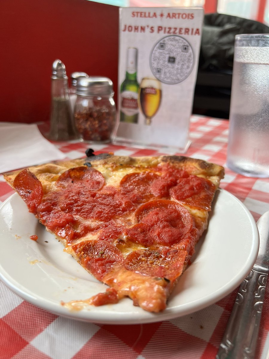 bjaj1's tweet photo. Hey @Babchik itβs not a dollar slice but I agree when some say this is the best pizza in NYC. #JohnsOfBleeckerSt #MorningMen @JohnsOfBleecker is a 10 on the @onebite scale of #CrispyGoodness https://t.co/uF1U9dqiLN