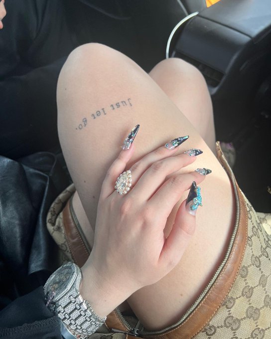 one step closer to blonde ;) should I go blonde ??? https://t.co/cWSRm6xIRI