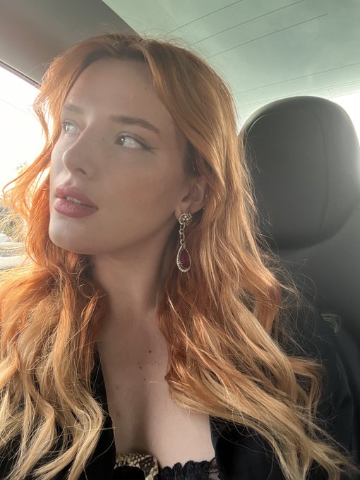 one step closer to blonde ;) should I go blonde ??? https://t.co/cWSRm6xIRI