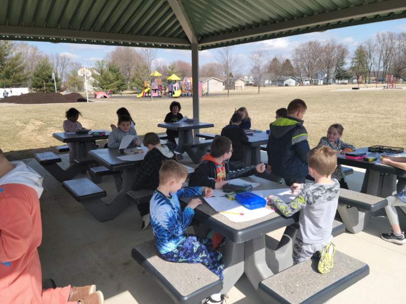 miss_driver_SES's tweet photo. Mr. Alberson took our class out to the outdoor classroom for art today! #lpselma #missdriversclass https://t.co/sXFEEBSwvT