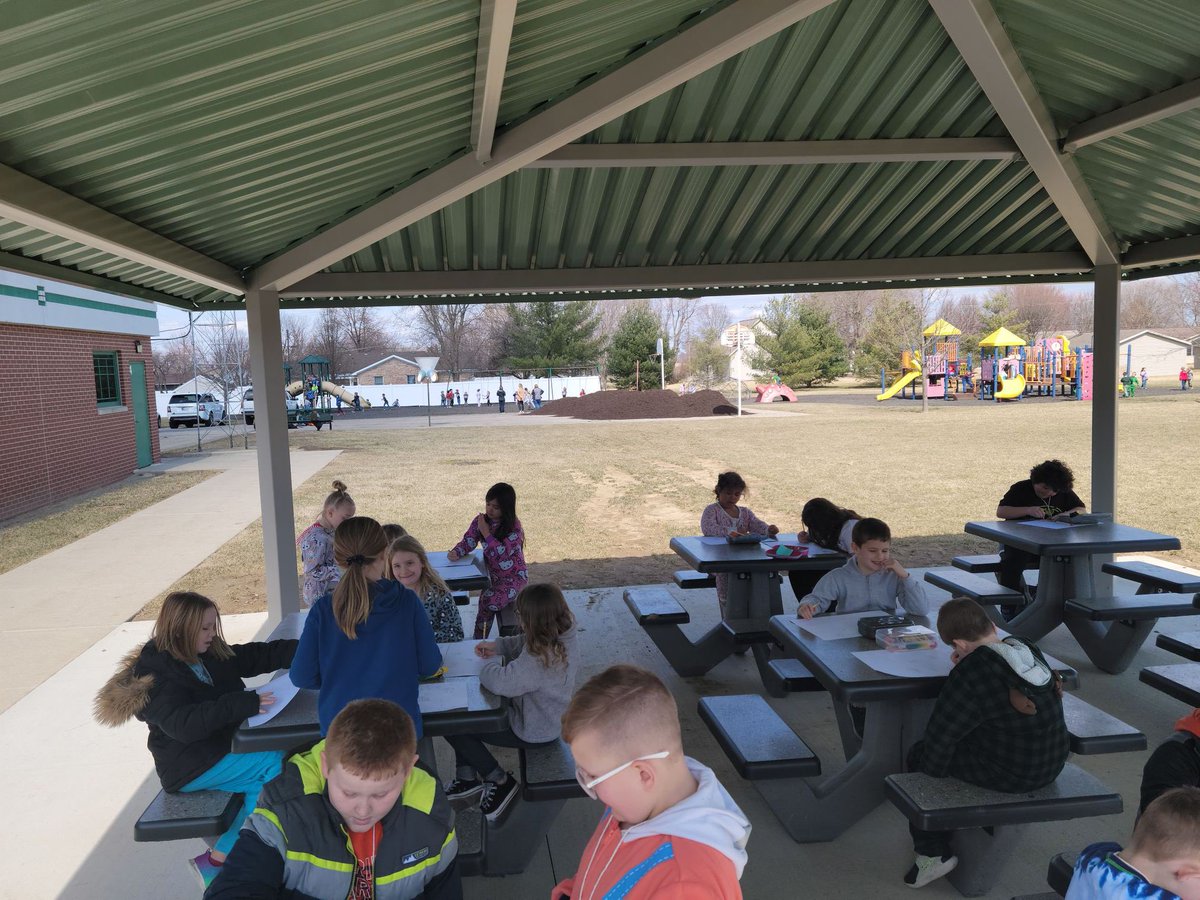 miss_driver_SES's tweet photo. Mr. Alberson took our class out to the outdoor classroom for art today! #lpselma #missdriversclass https://t.co/sXFEEBSwvT