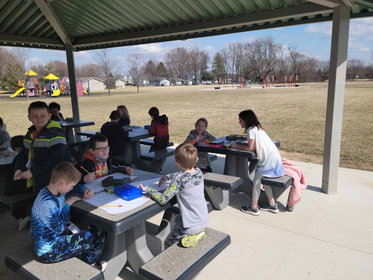 miss_driver_SES's tweet photo. Mr. Alberson took our class out to the outdoor classroom for art today! #lpselma #missdriversclass https://t.co/sXFEEBSwvT