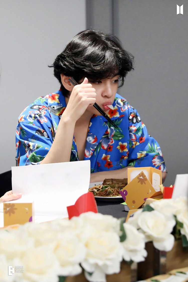NithuM11's tweet photo. #BTS #KIMTAEHYUNG https://t.co/vjMSilT8P0
