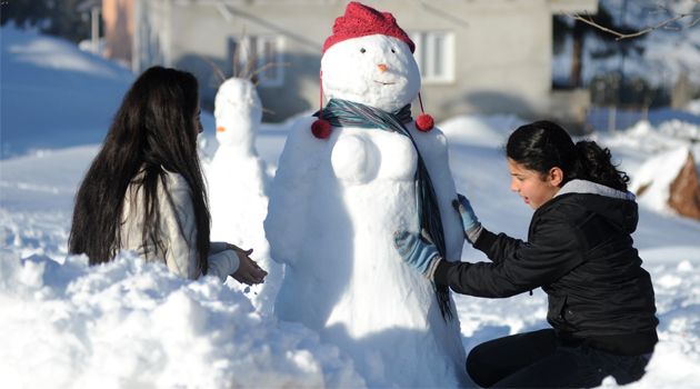 Duydum ki;

aranizda #Romantizm olsun diye,

#Kar yiyenler varmis
YEMEYiN!

#Yagmur'da yürüyenler varmis,
YÜRÜMEYiN!

Kar ve Yagmurla temas edenler varmis,
ETMEYiN!

Unutmayin ki
Ne KAR eski KAR
Ne YAGMUR eski yagmur
Ne insan eski insan degil artik..#ChemtrailsTehlikesi