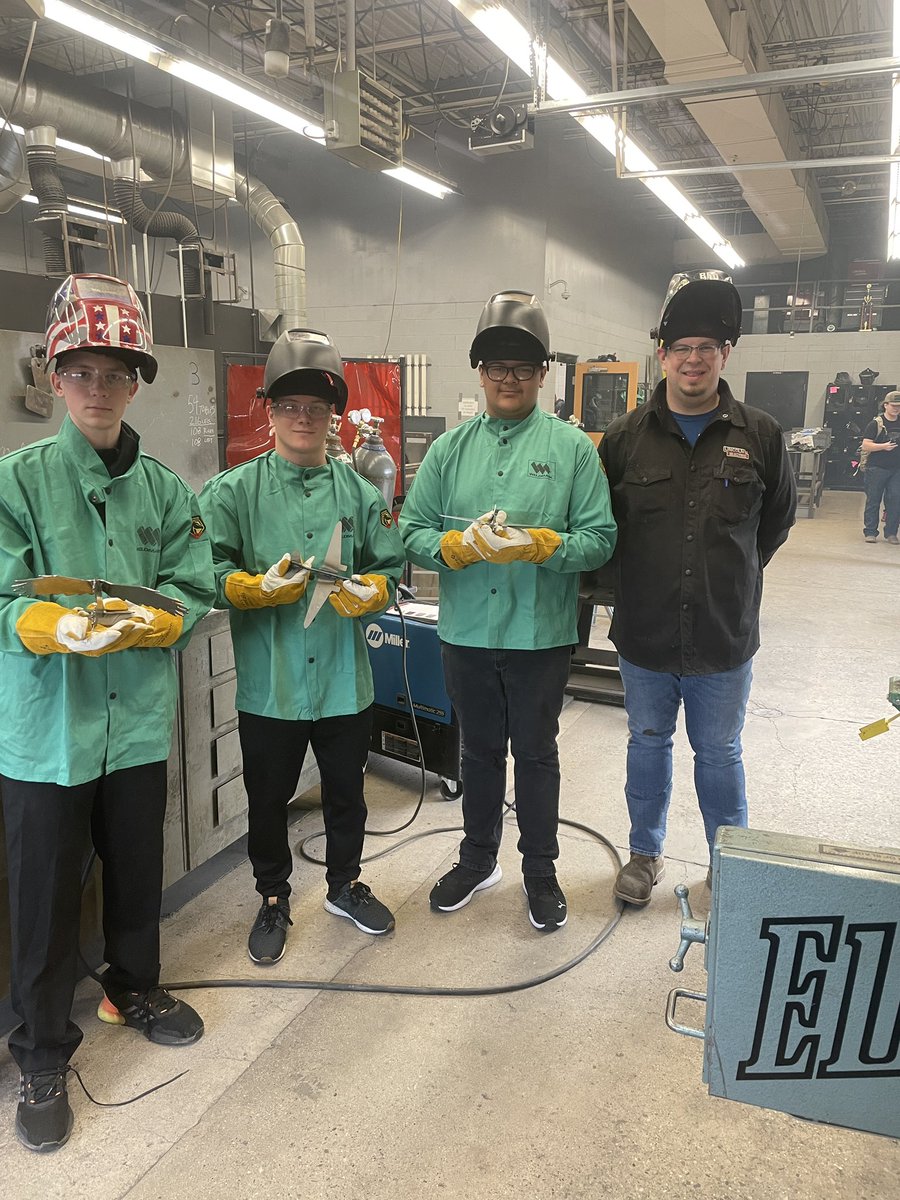 MrHowettSci's tweet photo. Thanks to @WACCwcs for giving these students such an awesome experience!! @BeckyDenzer  #machinewelding #learningatrade https://t.co/medH0tIxfI