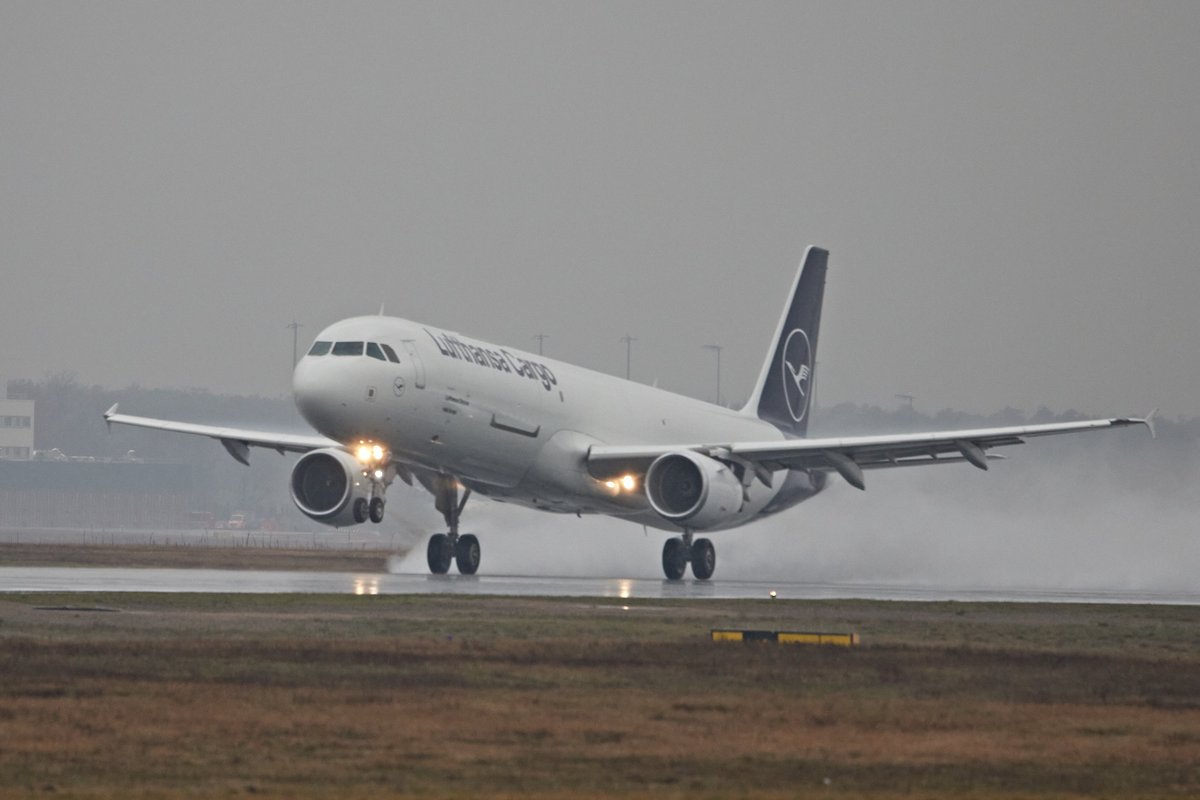 Lufthansa Cargo's A321 freighter took off for first commercial flight from Frankfurt (FRA) to Dublin (DUB) with onward flight to Manchester (MAN). The freighter with registration D-AEUC is named “Hello Europe”. Read more here: https://t.co/kPcVTe6inf https://t.co/COVAnHtkZG