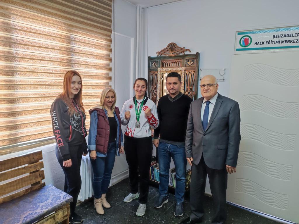 Avrupa 2.si Muay Thai kursiyerimiz Cemile Aykoç kurumumuzu ziyaret etti.
@hayatboyuailesi <a href="/sehzadelermem/">Şehzadeler İlçe Millî Eğitim Müdürlüğü</a>