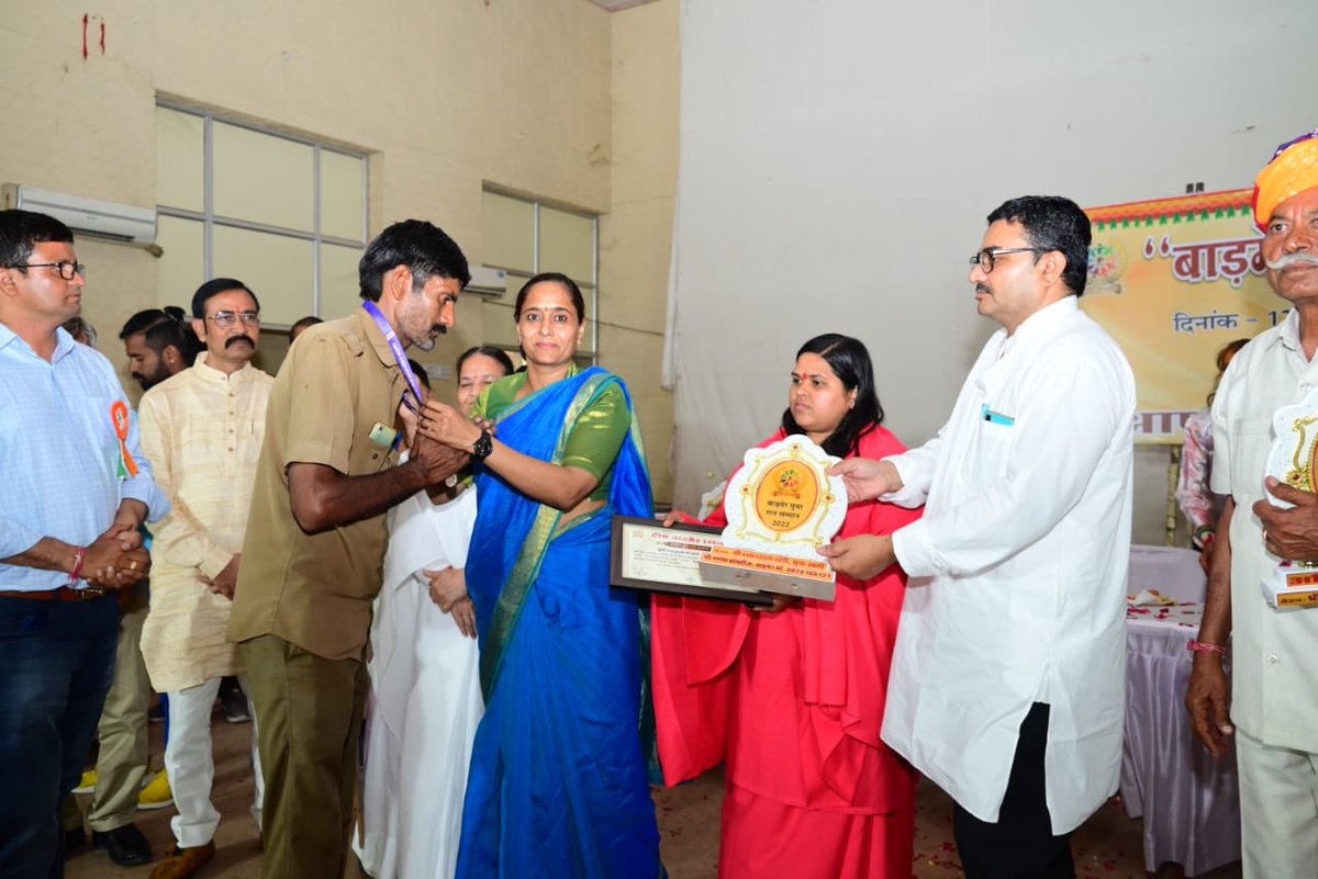 #टीम_बाड़मेर_[राज.] द्वारा अति प्रतिभावान युवाओं के बेहतरीन प्रदर्शन को देखते हुए उन्हें 
“बाड़मेर युवा रत्न” सम्मान 2022 से नवाजा गया।सम्मानित होने वाले सभी प्रतिभागियों के उज्जवल भविष्य की शुभकामनाएँ ॥
<a href="/tara4barmer/">Tara Choudhary</a>  #Barmer