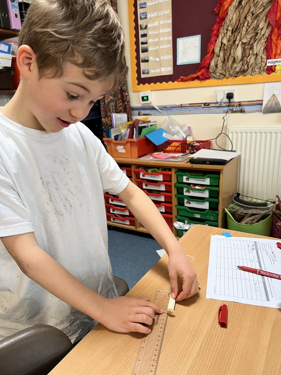 LouiseF86151088's tweet photo. @ScienceWeekUK continues @StAmandPrimary across the school. Children in Rabbits and Hedgehogs Classes working scientifically on their ‘big questions’ @ExplorifySchool https://t.co/ftdj4Ep9hY
