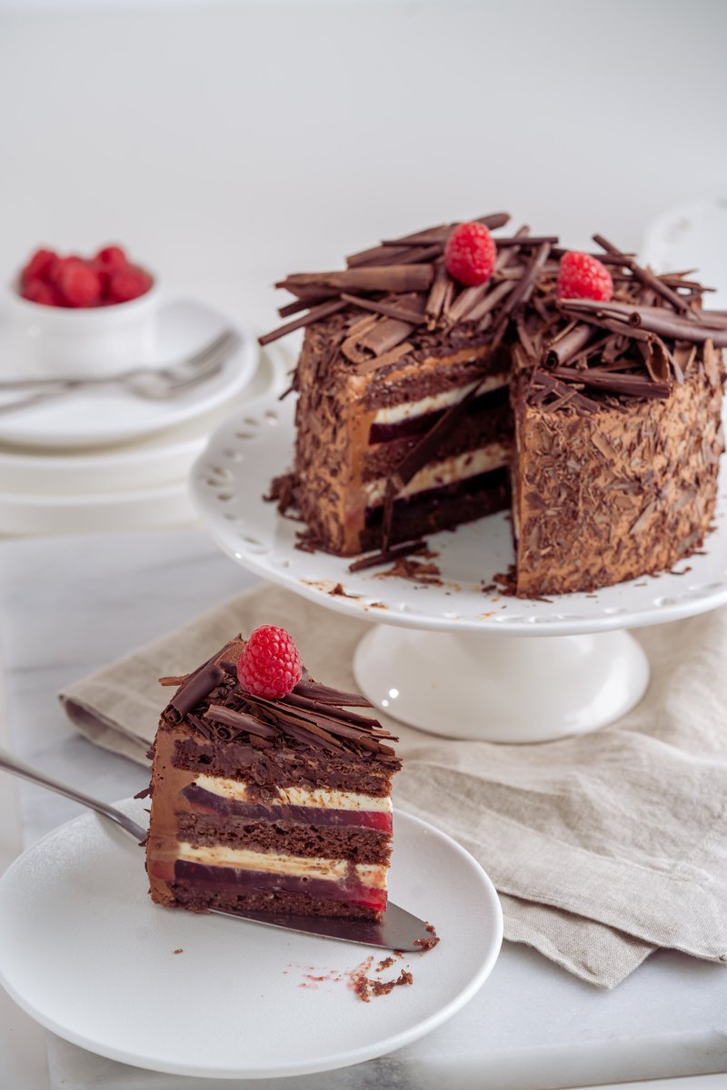 Let's face it a nice creamy chocolate cake does a lot for a lot of people ; it does for me
#chocolate #chocolatecake #cake #Ninabakery
#ChocoLateBomb 😍😍😍
