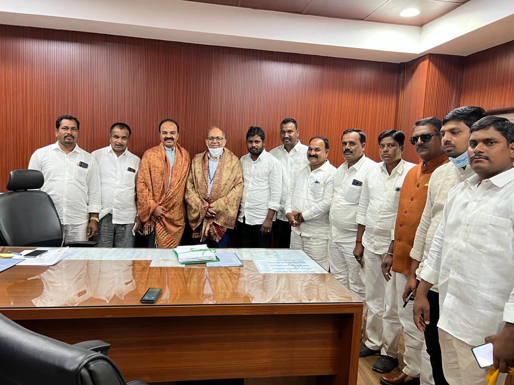 DrRanjithReddy's tweet photo. Met member of #NHAI Mahabir Singh today and urged him to expedite the tender process for the construction of the 4-lane road from #AppaJunction to #Manneguda and the construction of the bridge between Barwad and Mala Somaram.
@trspartyonline @TelanganaCMO @NHAI_Official https://t.co/ekUMCaRgsC