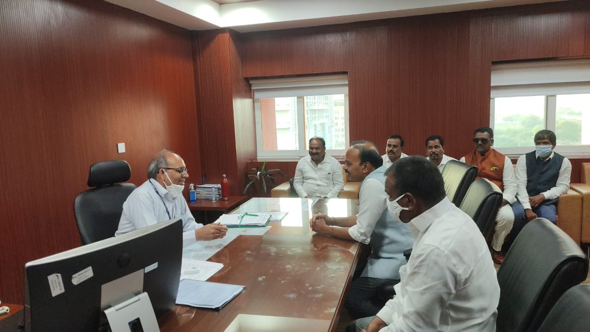 DrRanjithReddy's tweet photo. Met member of #NHAI Mahabir Singh today and urged him to expedite the tender process for the construction of the 4-lane road from #AppaJunction to #Manneguda and the construction of the bridge between Barwad and Mala Somaram.
@trspartyonline @TelanganaCMO @NHAI_Official https://t.co/ekUMCaRgsC