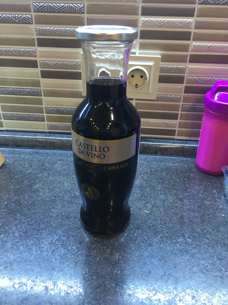 Дочке в школе дали задание смастерить вазу. Вот помогаю, взял на себя самое ответственное и трудное - подготовить основу для вазы которую она будет украшать 😁