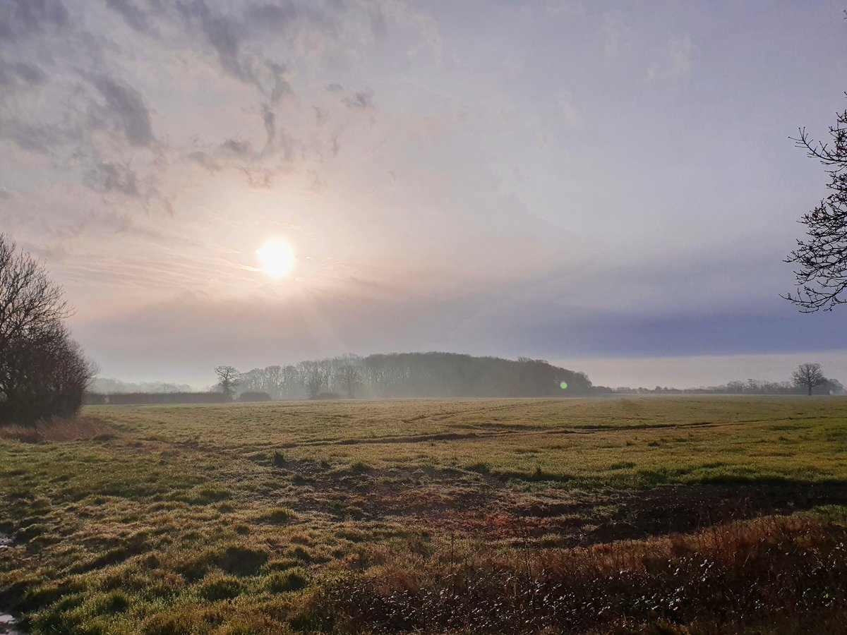 andysmith6359's tweet photo. I had to stop on my way in to work this morning to capture this. #SuffolkSunrise https://t.co/gUX6yfaaxY