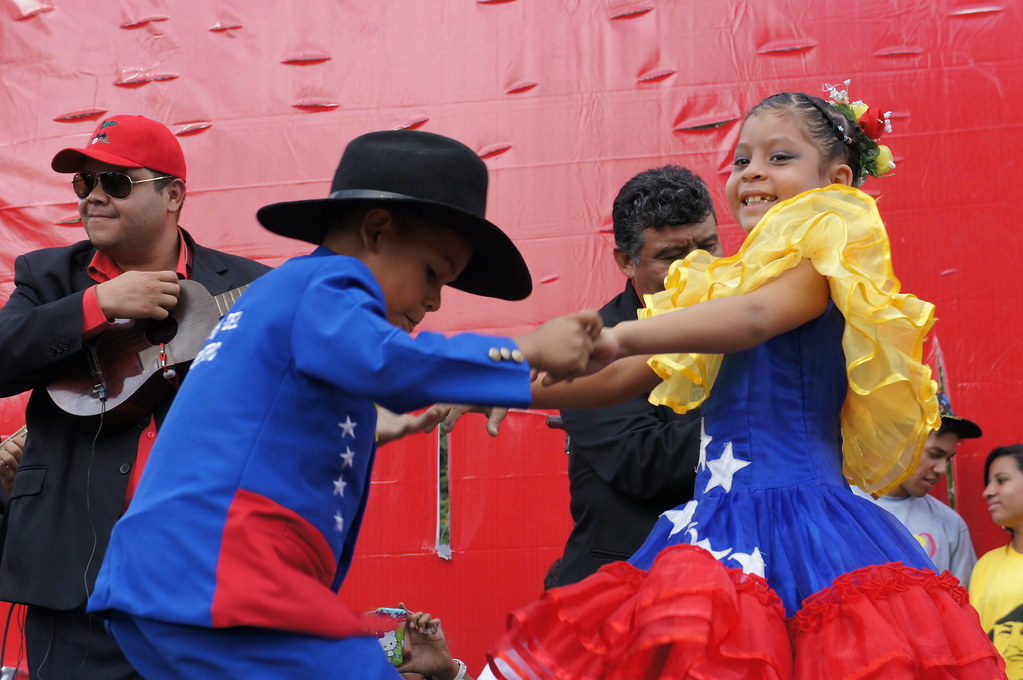 Rogertradicion's tweet photo. ¡VIVA EL JOROPO! 💛💙❤

¡Que suene el arpaaaaaa! 🎶 🇻🇪
#LealesALaRevolución https://t.co/qXMSrLCzDx