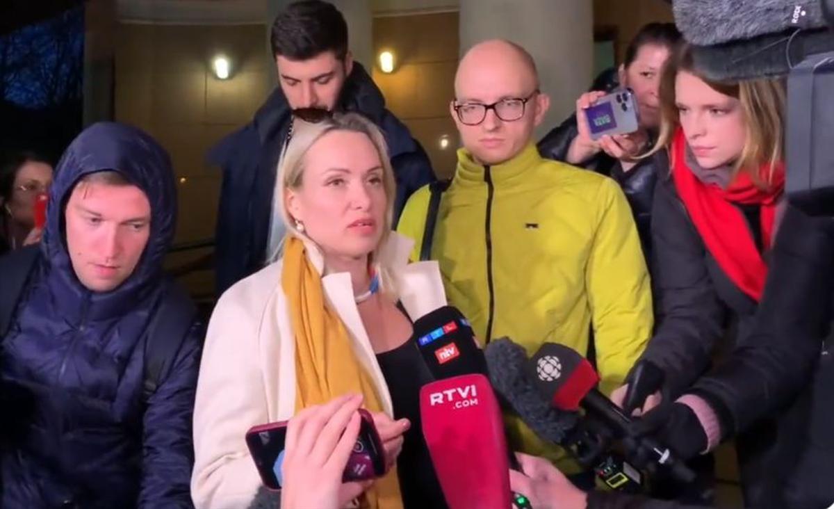 Russie : la protestataire de la télé russe Marina Ovsyannikova condamnée à une amende et libérée sudouest.fr/international/…