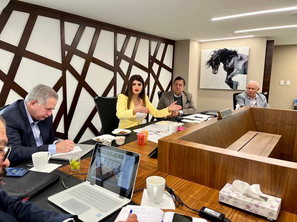 Cuquis_Camarena's tweet photo. Reunión con la @ComisionLeche 
que preside nuestro amigo @salvarezmor, para dialogar sobre los retos que enfrenta el sector lechero en nuestro país enfocándonos en los puntos esenciales para fortalecer nuestro sector.🐮
Gracias por la invitación y la asistencia de representantes. https://t.co/iOlbIhExOb