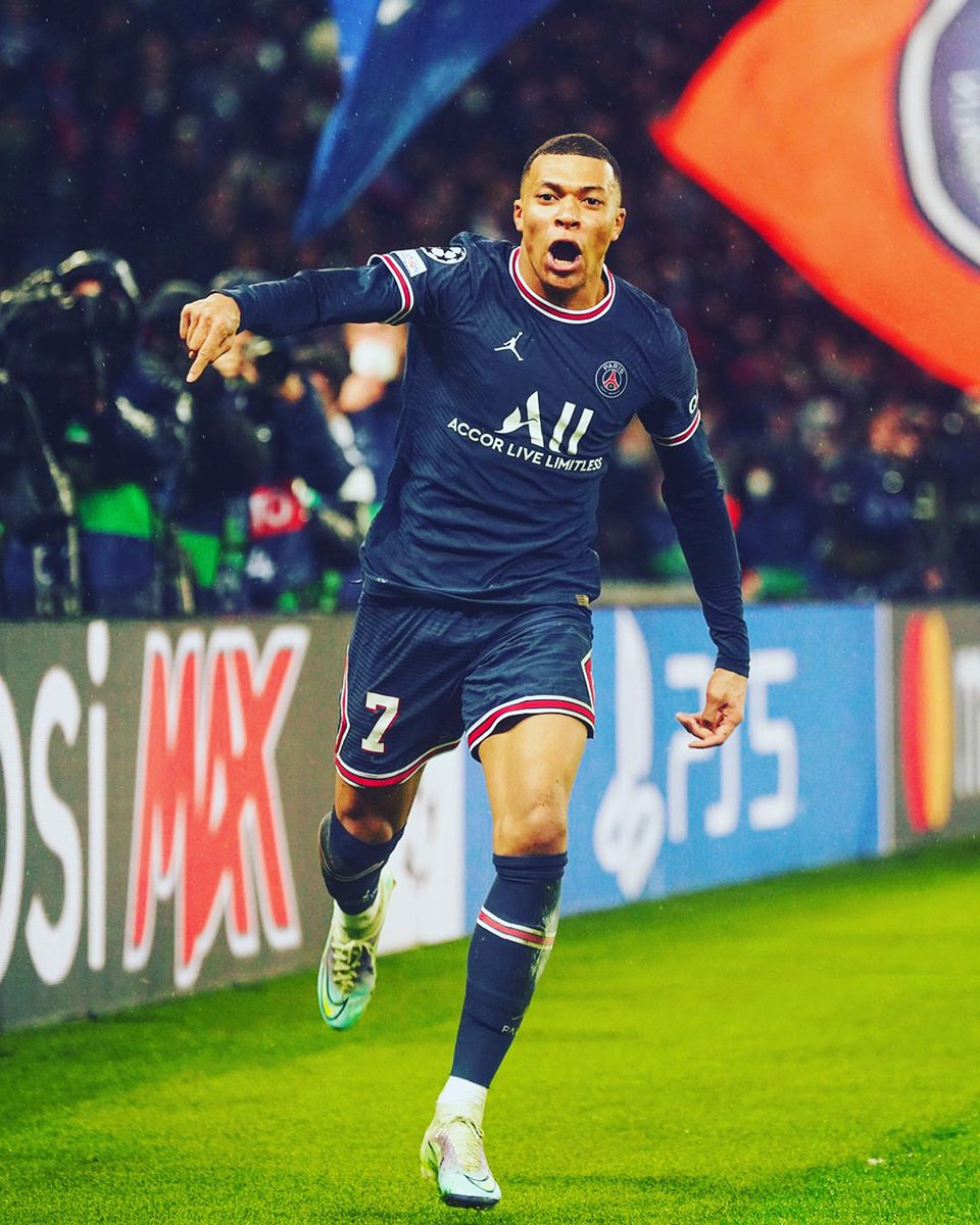 Wahtheone's tweet photo. C'est sûr que tant que c'est pas signé et confirmé,il est toujours Parisien.🤡🎪
Le Tweet qui sert à rien à part Buzzer...🎻
C'est pas Here You Go ...c'est He Stay Here... ❤️💙
#mbappeaparis #psg #pariscentral https://t.co/H2eoZ4tiaY