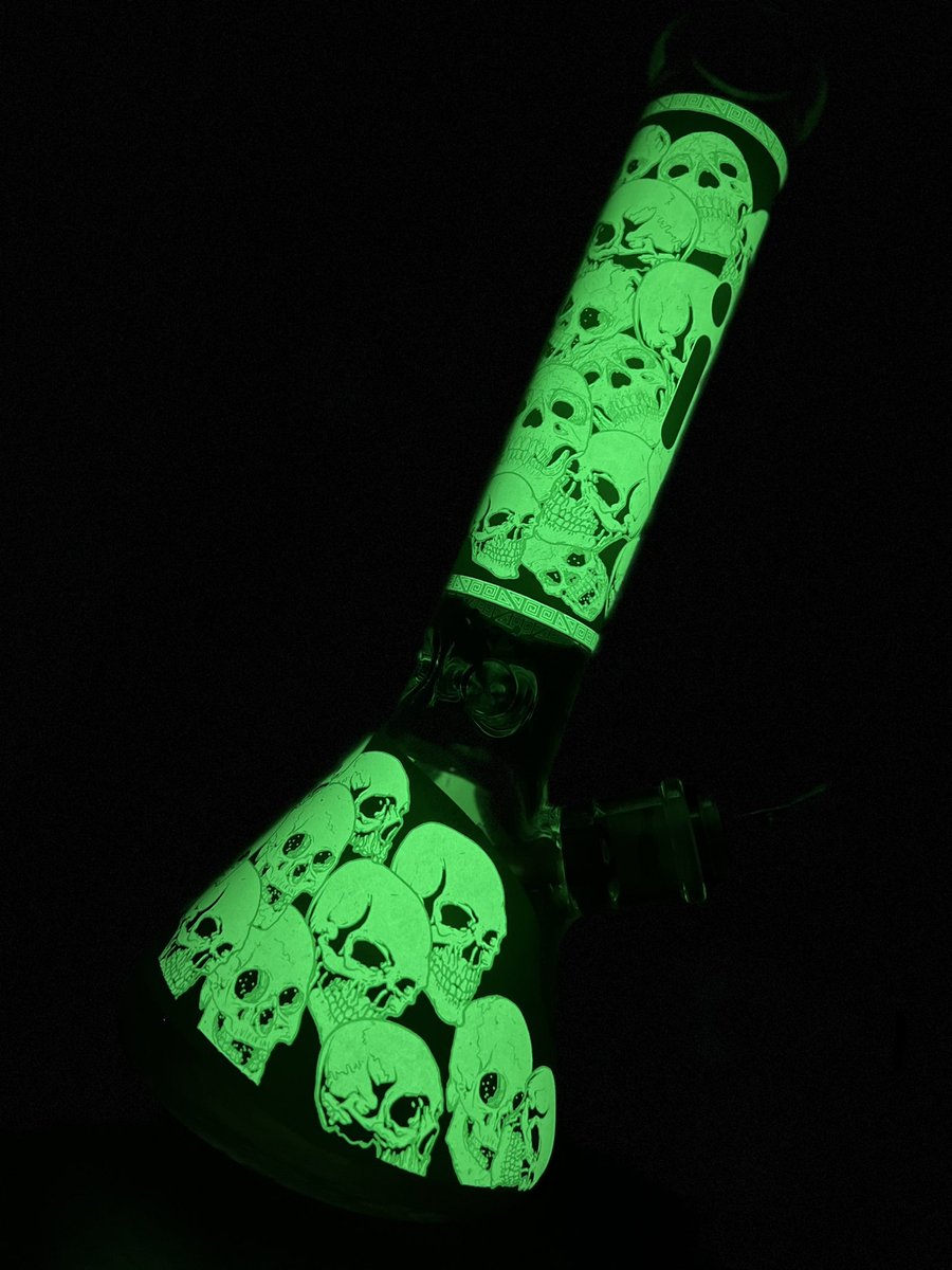 Kianna_Sin's tweet photo. No light, only glowπ I love my new glassπ₯° #glowgirl #BongRips #StonerGirls #WeedLovers #PrettyGlow #Skullgirls https://t.co/g0LPHXflCC
