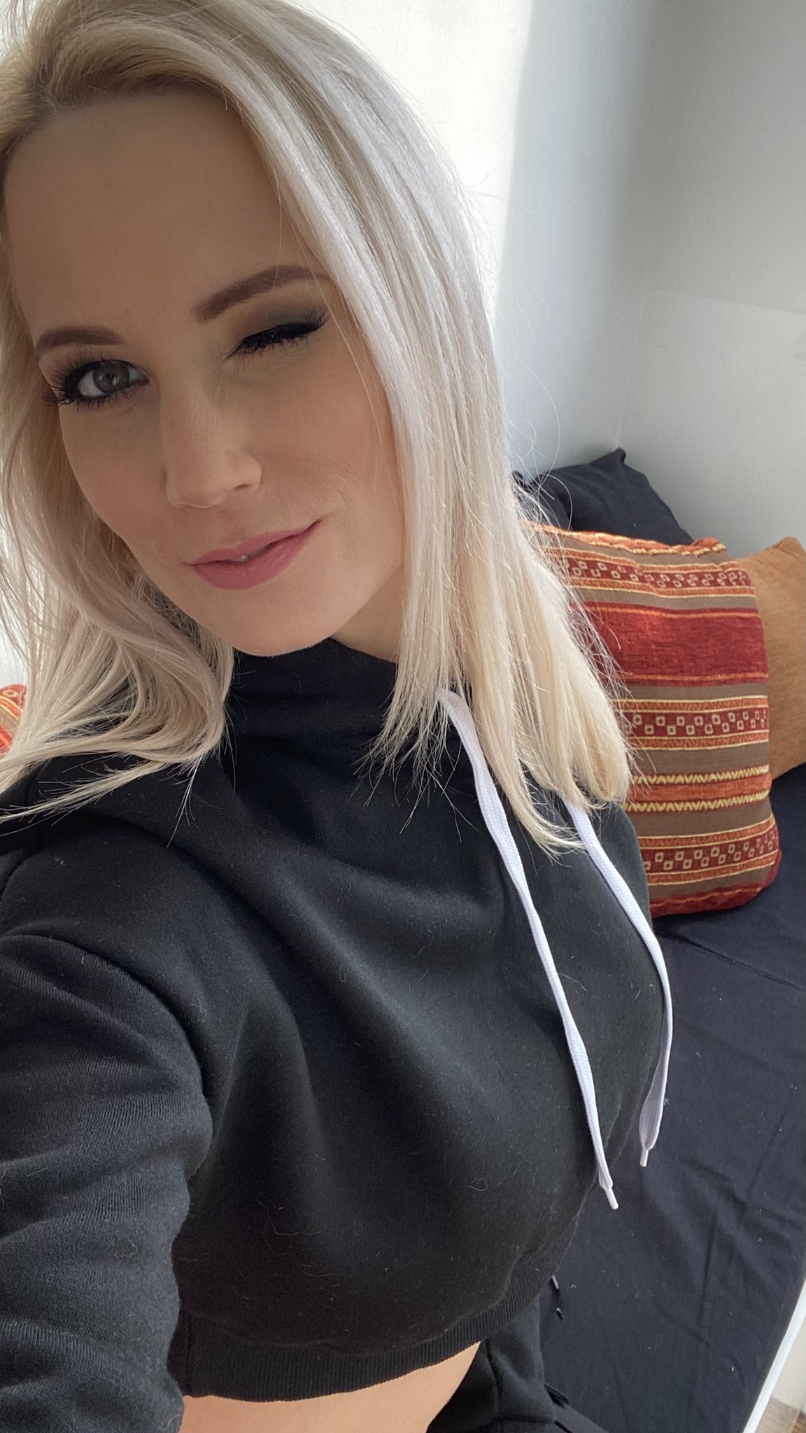 TW Pornstars - 4 pic. Sharon White. Twitter. Shooting on 😉👅 @Hanry_Spunks. 5:21 PM - 15 Mar 2022