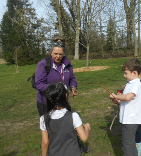 GreatLinfordPri's tweet photo. Year 1 had a great day at Linford Manor Park today. 

A huge thanks to @TheParksTrust for teaching the children about plants and nature as part of #scienceweek2022 

Thank you to all our amazing volunteers!

#countrysidecode #STEM https://t.co/em99gm7bff