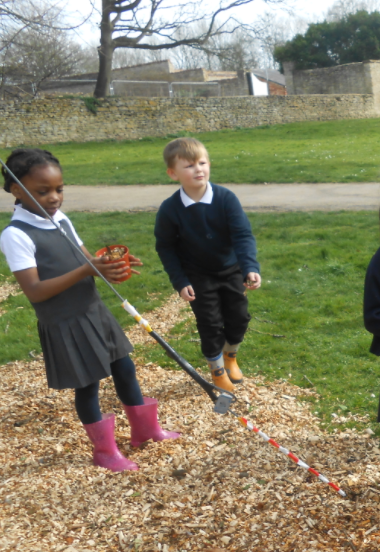 GreatLinfordPri's tweet photo. Year 1 had a great day at Linford Manor Park today. 

A huge thanks to @TheParksTrust for teaching the children about plants and nature as part of #scienceweek2022 

Thank you to all our amazing volunteers!

#countrysidecode #STEM https://t.co/em99gm7bff