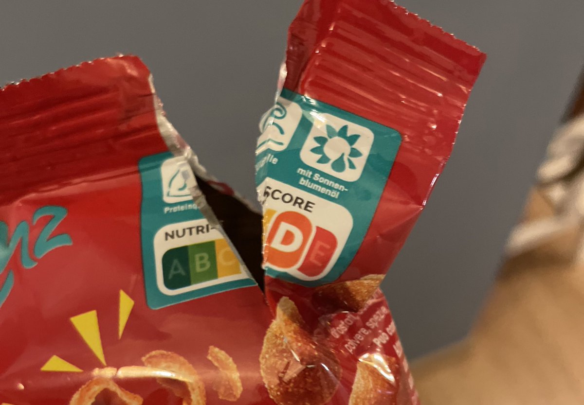 diktator's tweet photo. Wenn NicNacs Nutriscore D bekommen haben, was ist dann E? Asbest? https://t.co/hkJmgY84x3