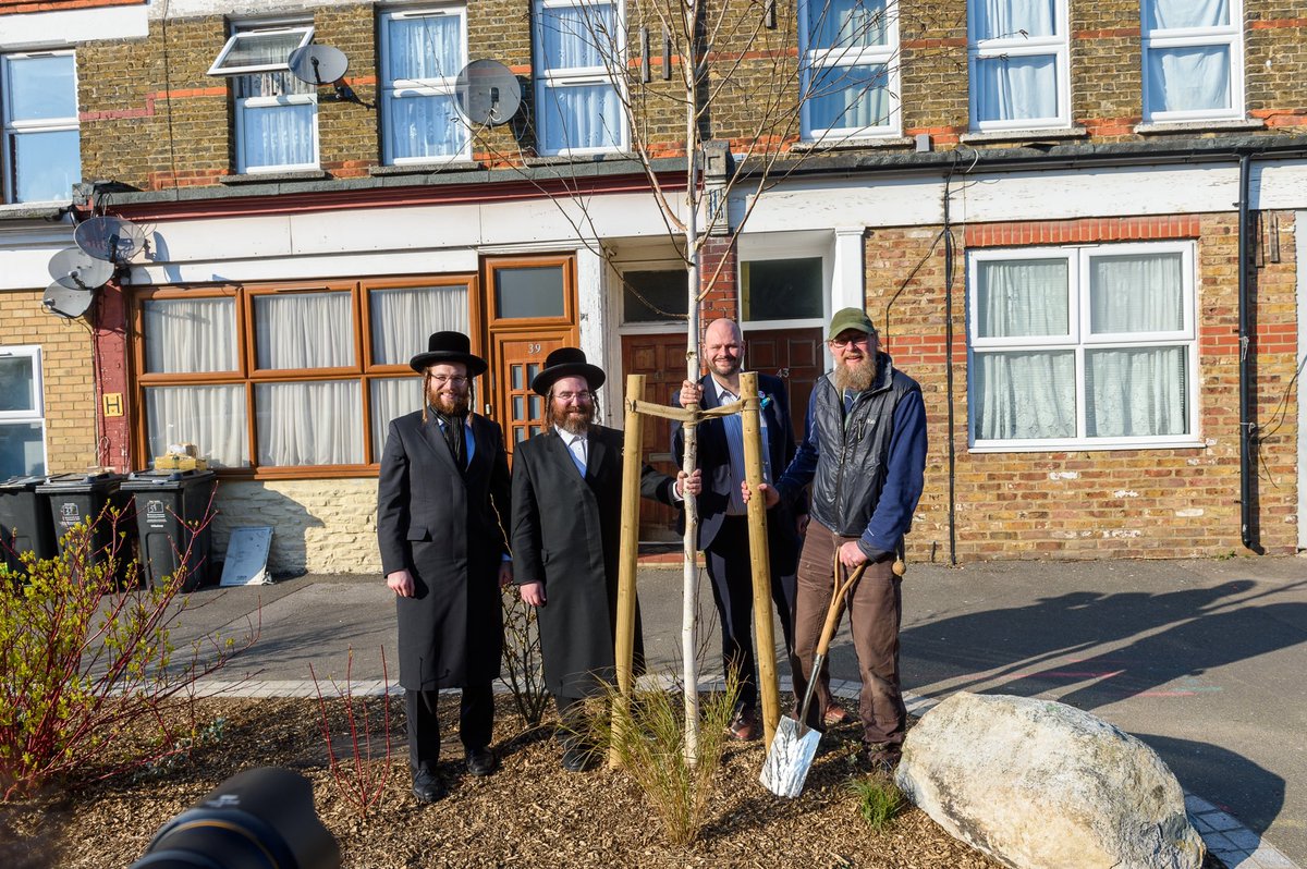 Hatzola's tweet photo. Thank you @carowoodley, @RupertEcoarb & @InterlinkFDN for your assistance in moving the newly planted tree outside our proposed new Ambulance Station and replanting it elsewhere. #lifesaving #volunteers #GreenerHackney @hackneycouncil https://t.co/cqK6JOIAAi