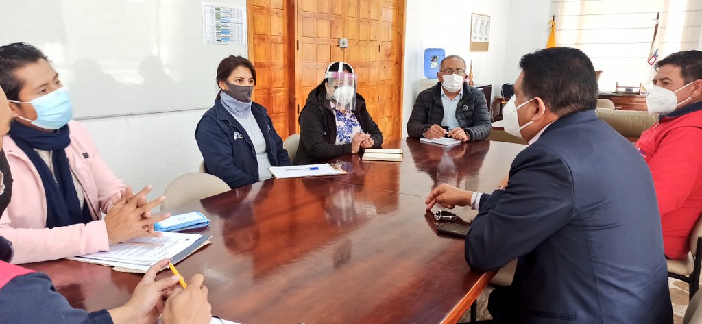 FerchoCA1398's tweet photo. BUENAS NOTICIAS | Coordinación de trabajo de @AgriculturaChim y el #EMMPA de Riobamba, para el proceso de carnetización de productores de Chimborazo, que les permite el ingreso a los agricultores a este espacio, para la comercialización de sus productos. #JuntosLoLogramos https://t.co/YD6s9OVHvr