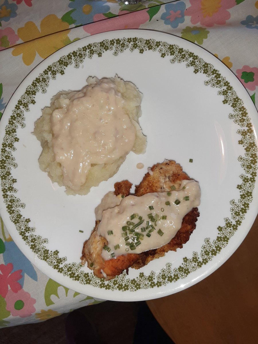 Veteran Value Fried chicken, real mashed taters and homemade milk gravy. #nodietinghere