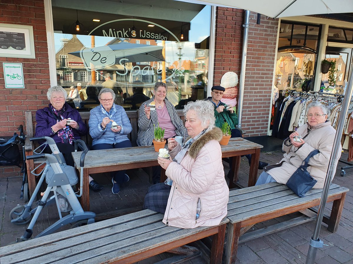 Het zonnige weer nodigde uit om behalve een visje, ook een ijsje te eten in Harderwijk.