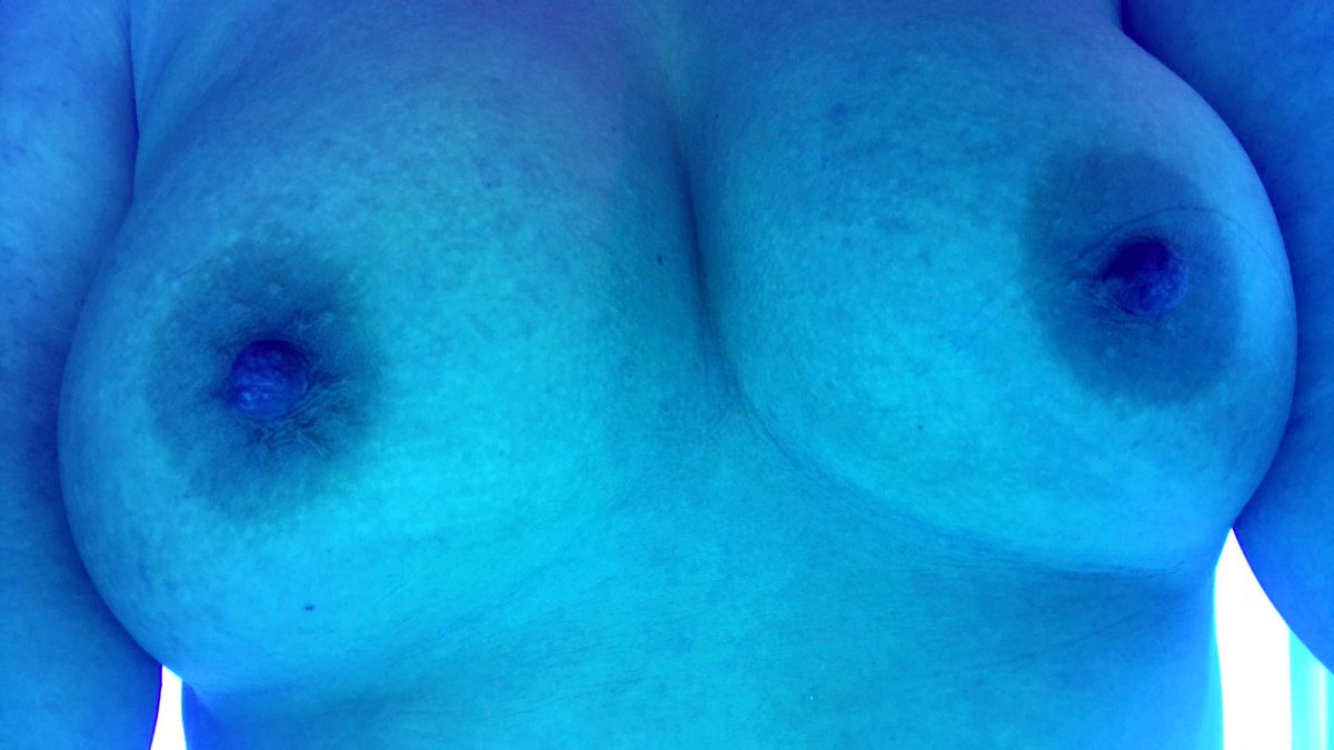 skiimaskbb's tweet photo. it’s titty Tuesday!!! 

here’s some tanning bed titties for you ❤️‍🔥 https://t.co/5JGJIfQQE5
