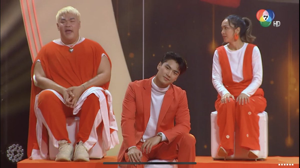 Aisza608411413's tweet photo. The woman (judge) in orange dress is completely inlove with ohm 🤣. me too girl 😍.
#ohmpawatt #ohmpawat #Shopee315xOhmNanon #Shopee315CelebBattle #ShopeePromo315 https://t.co/gccWh6R2EE