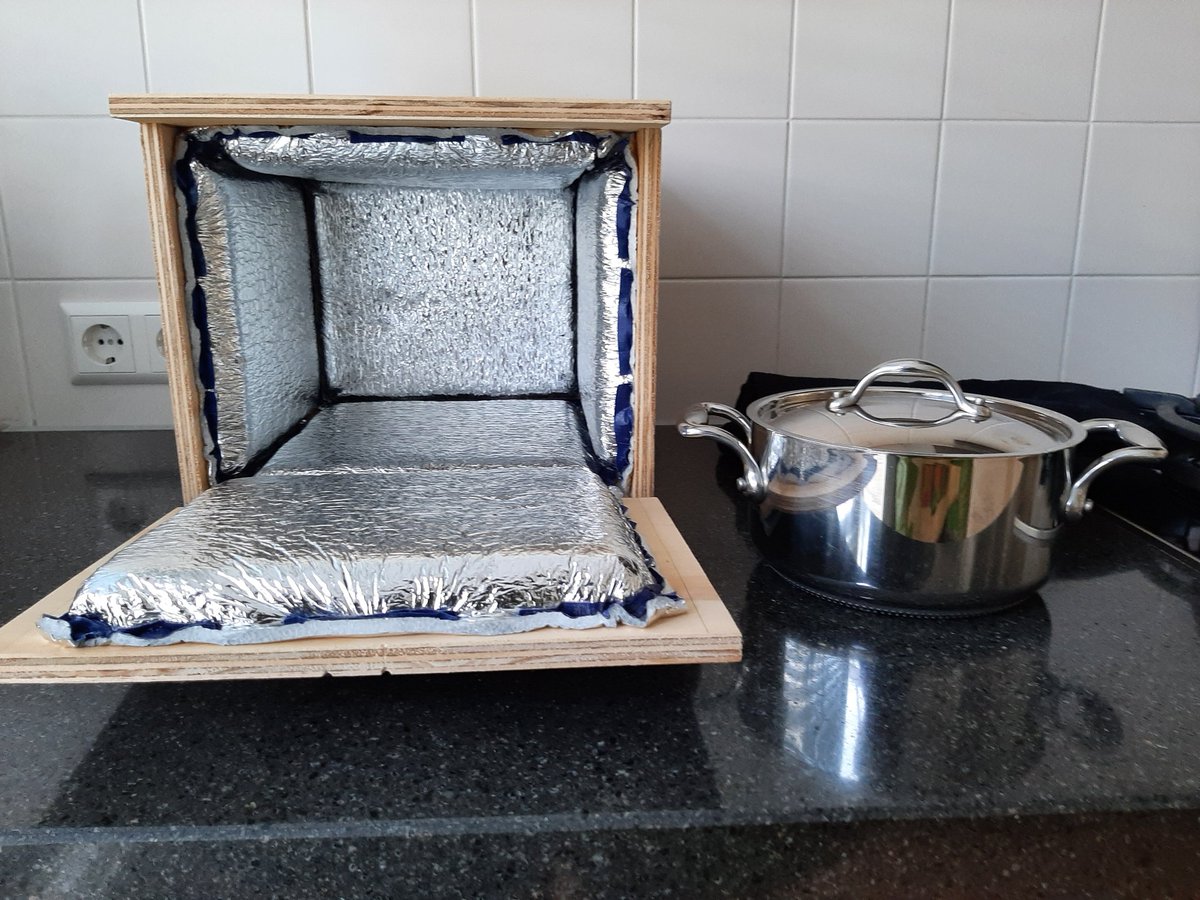 We moeten #besparen op ons #energieverbruik. Daarom 'n oud idee in een nieuw jasje gestoken. De  #hooikist! Het werkt echt! Draagt bij aan #emergiebesparing in #Utrecht