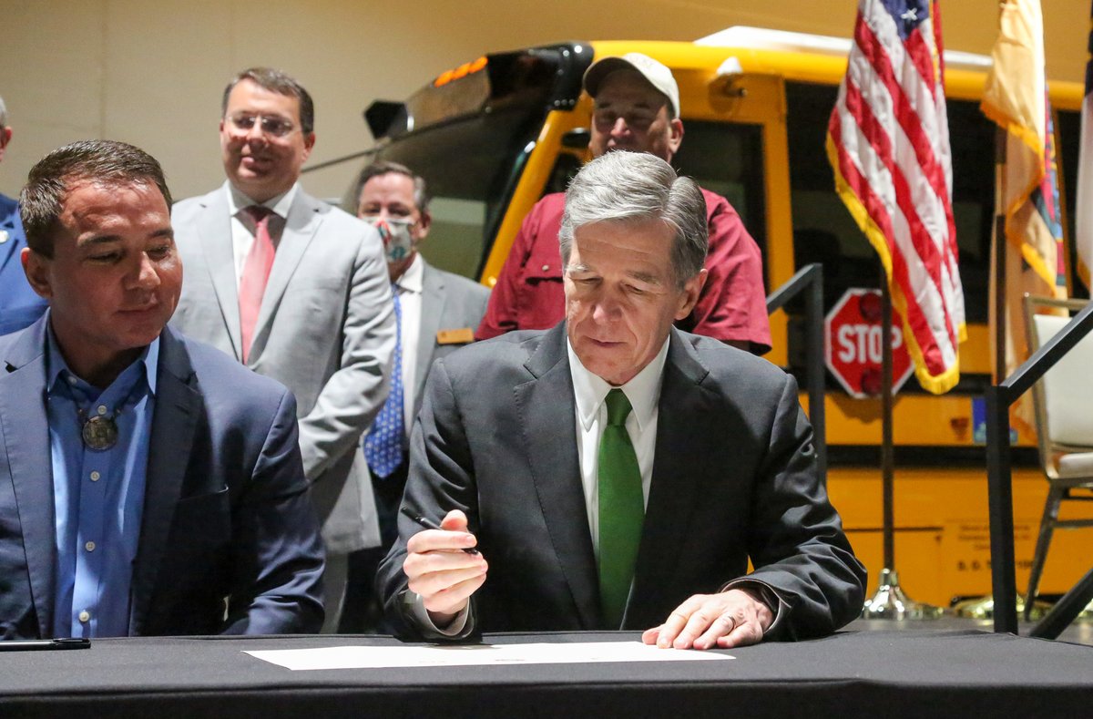 Gov. Cooper announced that North Carolina will receive $26.7 million in federal funds to purchase 114 electric school buses as part of the EPA’s Clean School Bus Grant Program. This investment is good for our students, schools, economy and planet.
governor.nc.gov/news/press-rel…