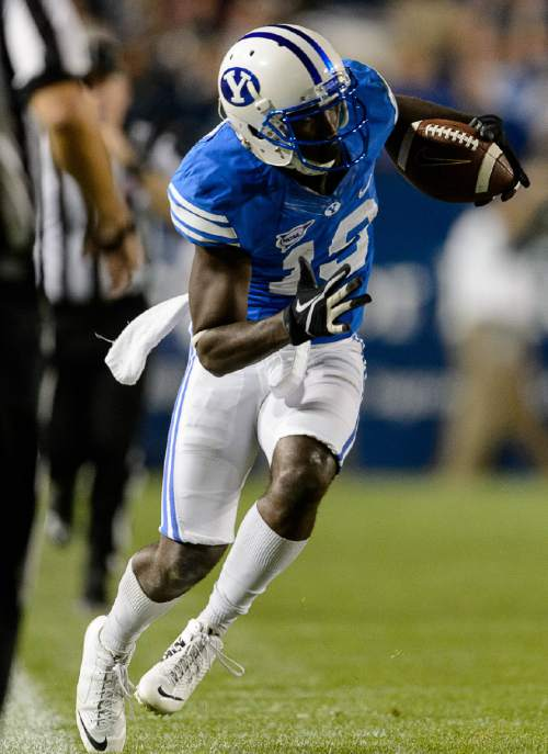 ByuPlayer's tweet image. Devon Blackmon, 14-15. 6'0" 187lbs WR Fontana CA

Once committed to Oregon, the Summit HS alum joined HS teammate Jamaal Williams in Provo

The speedy WR avg. over 14 yards per catch, to the tune of 56 receptions for 799 yards in just two years

#BYUFootball #AlumniGame