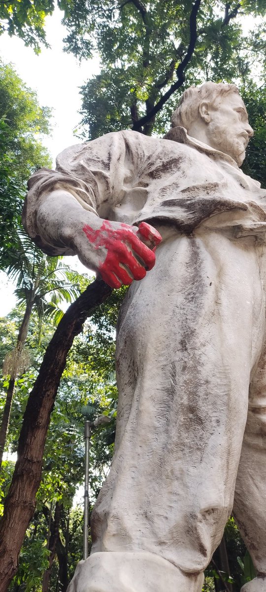 josebrito_'s tweet photo. Pintaram de vermelho uma das mãos do bandeirante do 'Monumento ao Anhangüera", em frente ao Parque Trianon/MASP. https://t.co/S9P1KinsoU