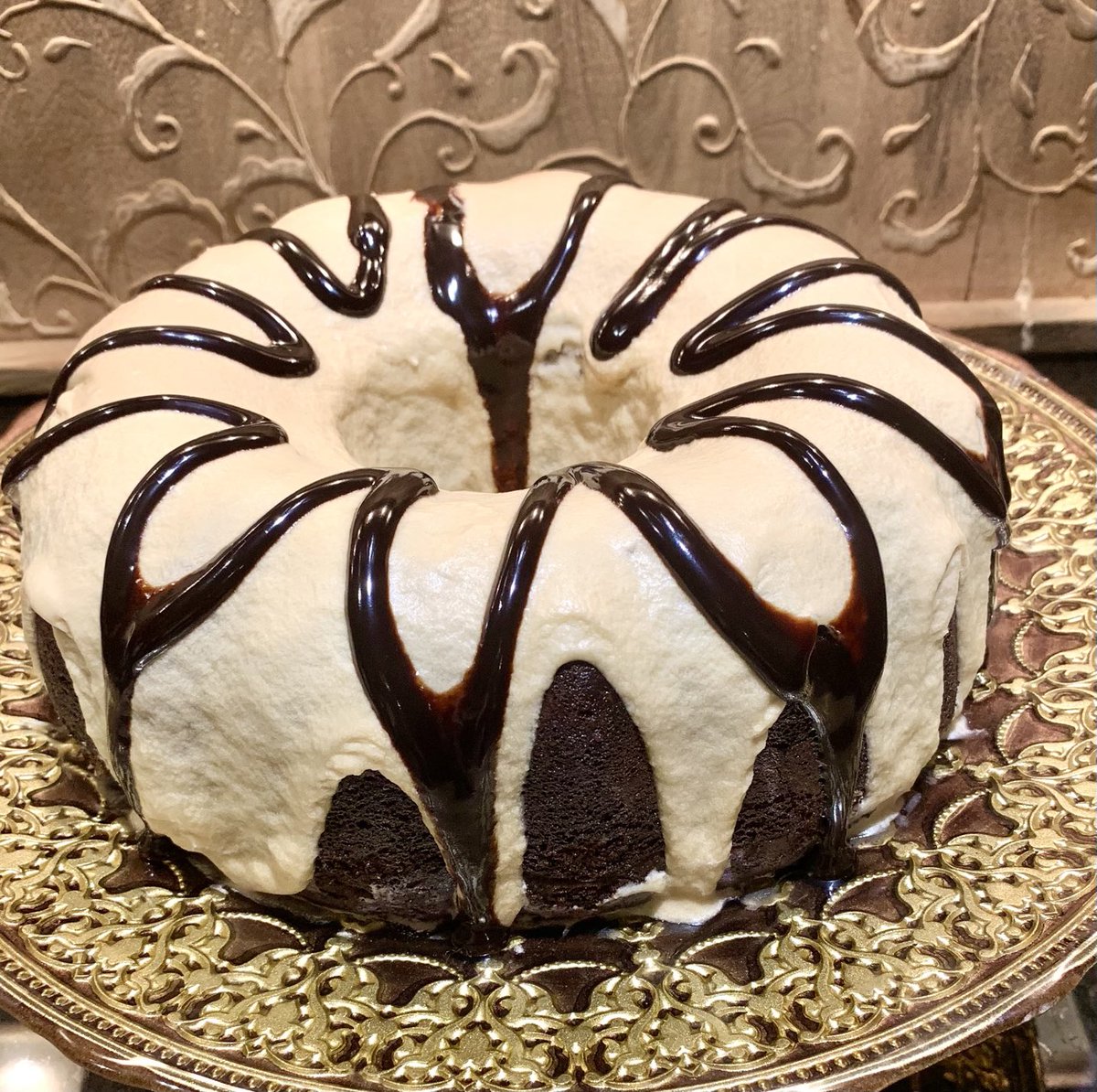 BarbaraEsatto's tweet photo. #Bailey'sIrishCream #Chocolate Cake is the perfect #celebrationdessert for #St.Patrick'sDay. This smooth chocolate cake  is topped with #Bailey'sButtercreamfrosting. Find the recipe on #TheChocolateGoddess Blog https://t.co/da7TU5myBK https://t.co/yskZxogkFa