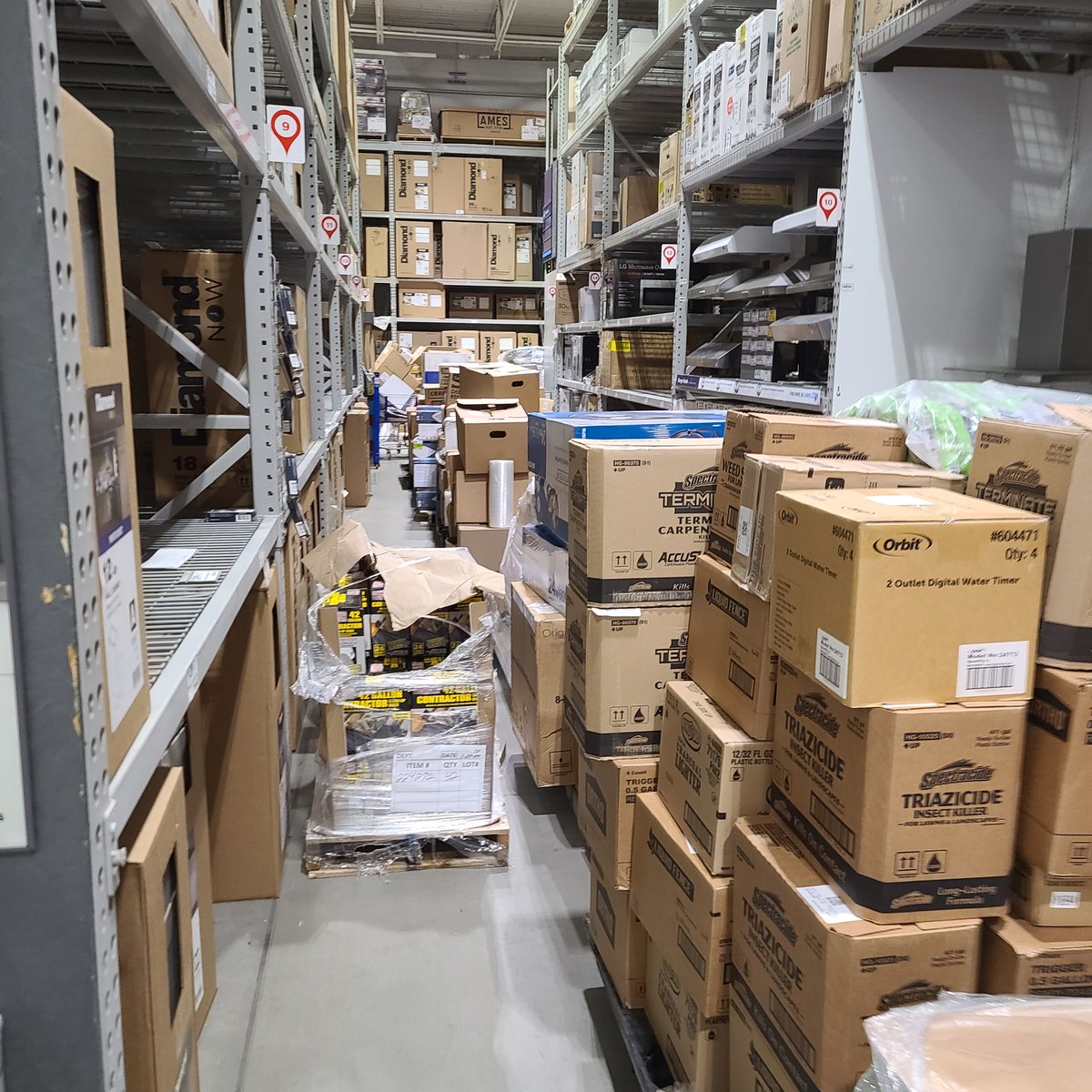 GreggStevenso17's tweet photo. Hard shopping @Lowes when the aisle is always blocked. https://t.co/5nP4qTsDbU